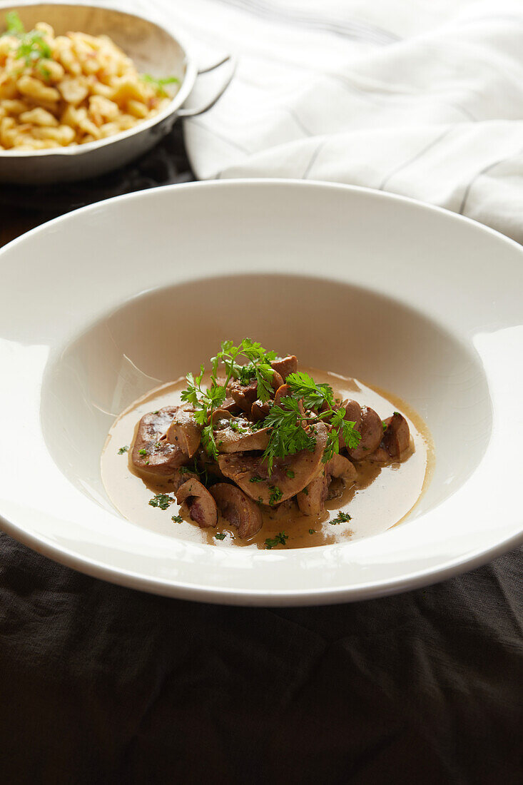 Sahnesauce mit frischen Champignons und hausgemachten Spätzle