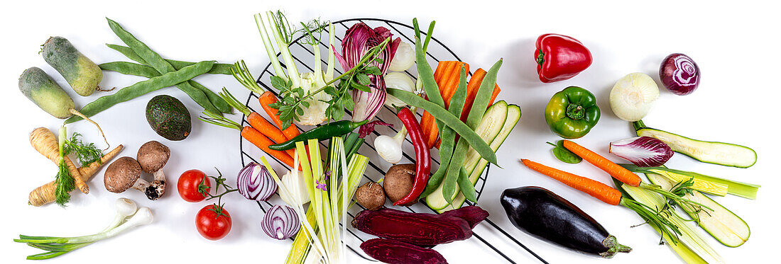 Panoramaschau von Zutaten für vegetarische Spieße auf einer Arbeitsfläche.