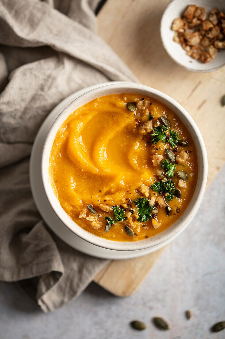 Kürbiscremesuppe mit Croutons und Kürbiskernen