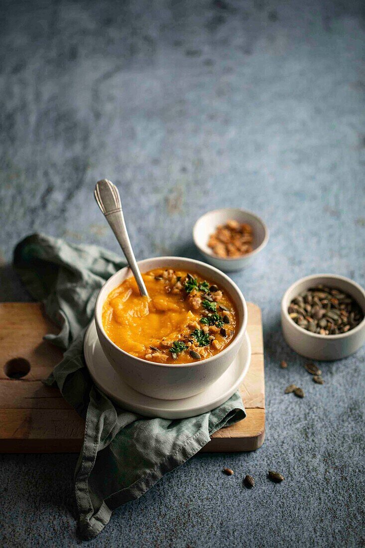 Kürbiscremesuppe mit Croutons und Kürbiskernen