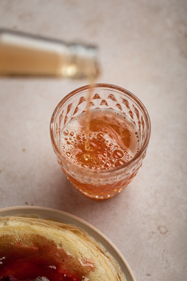 Cidre wird in ein Glas eingegossen