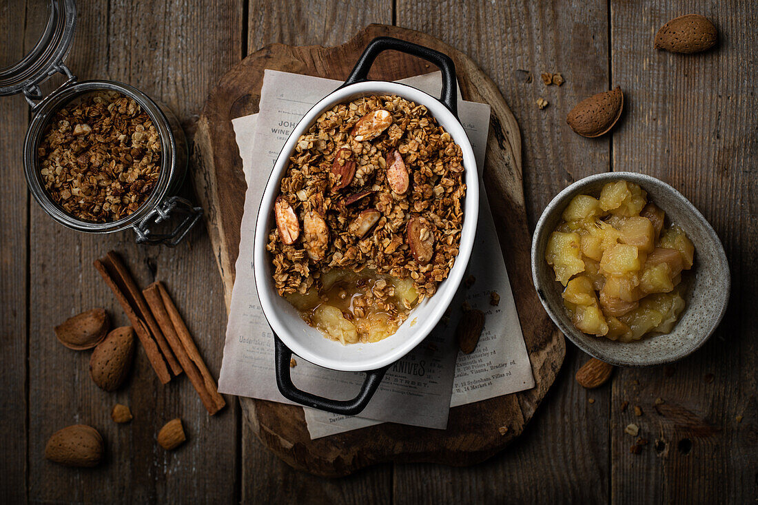 Apple crumble with oatmeal and almonds