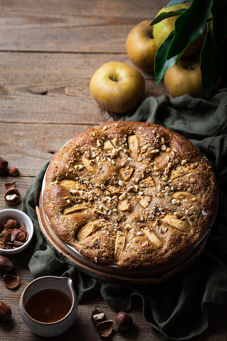 Kuchen mit Äpfeln und Haselnüssen