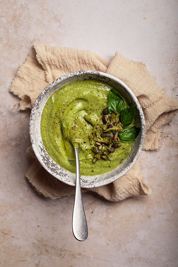 Grüne Suppe mit Zucchini und Brokkoli