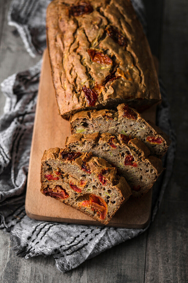 Pikanter Kastenkuchen mit getrockneten Tomaten