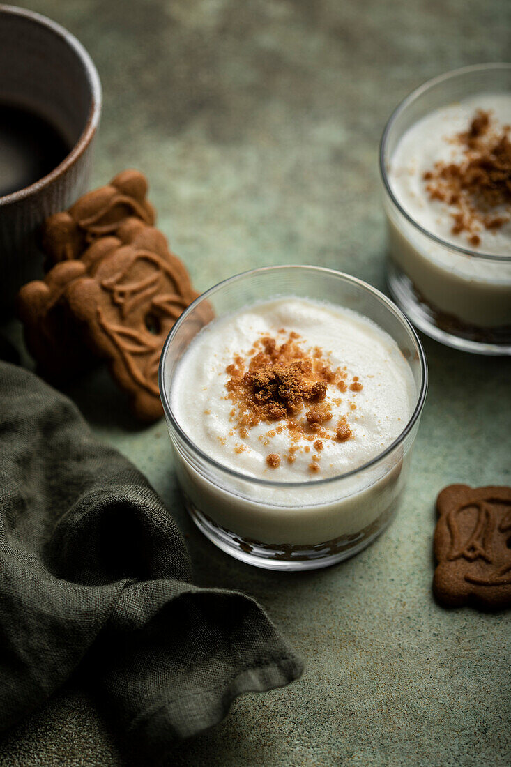 Speculoos biscuit cheesecake served in glasses