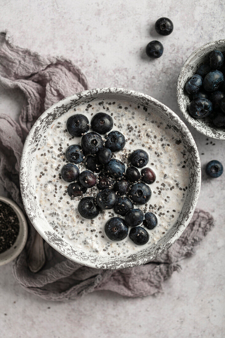 Porridge mit Chiasamen und Blaubeeren