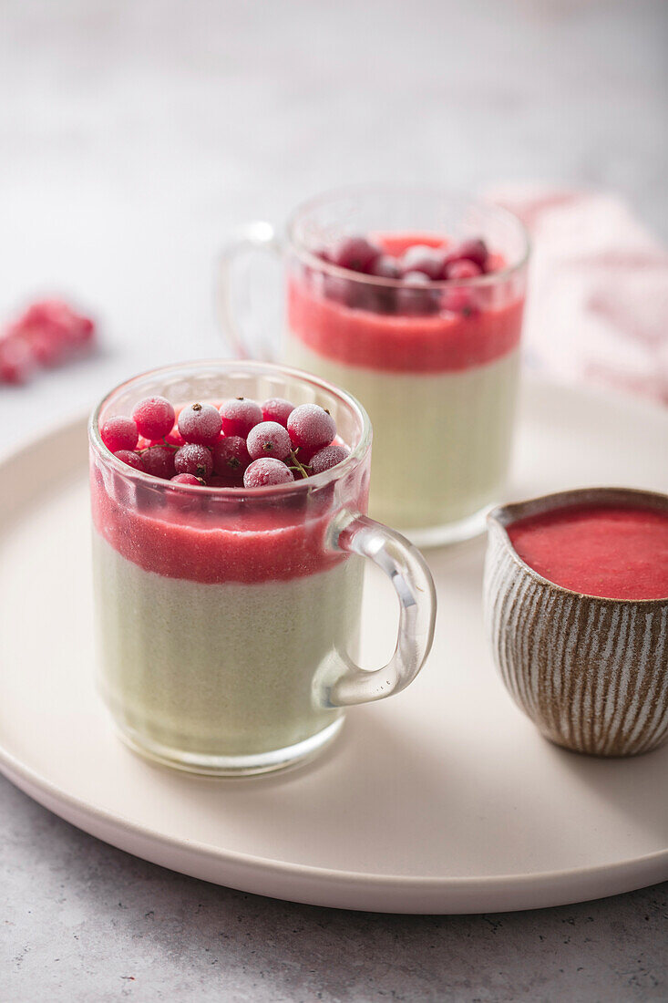 Grießcreme und Coulis aus roten Früchten