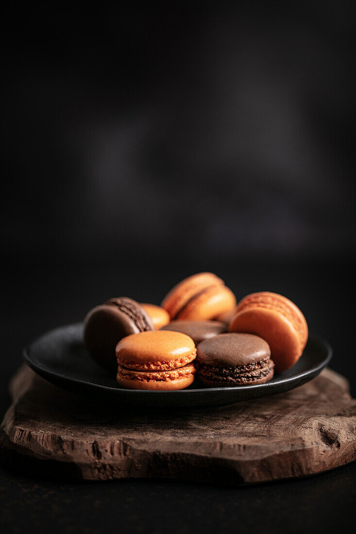 Verschiedene Macarons vor dunklem Hintergrund