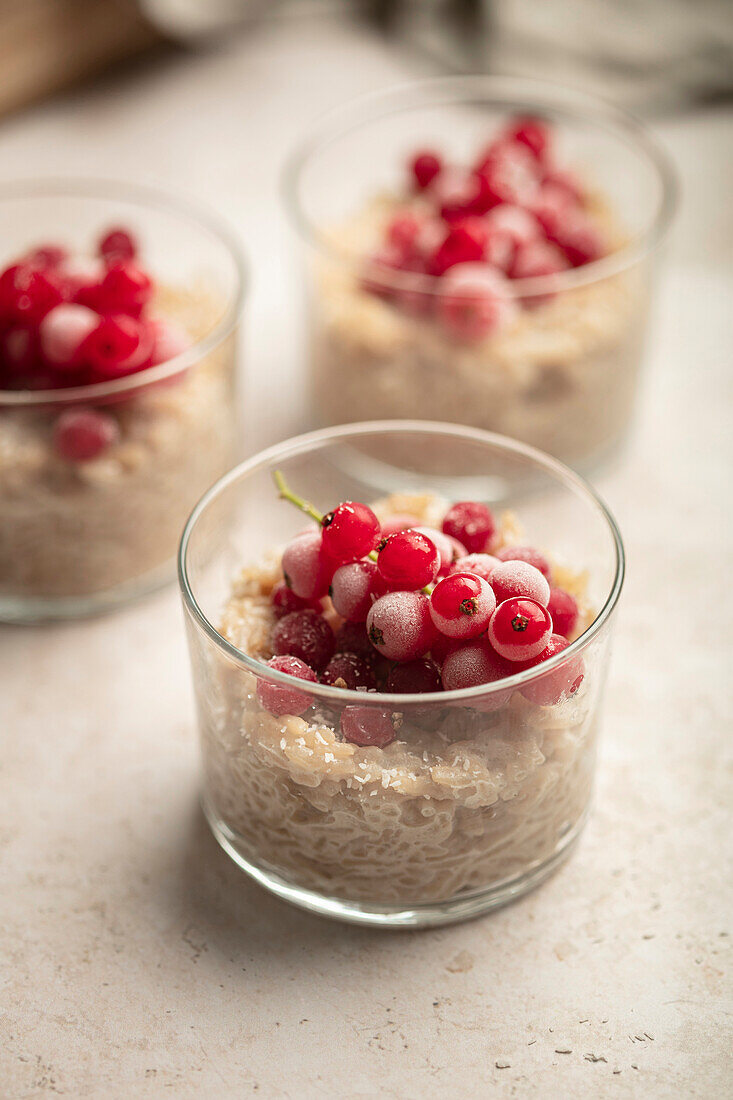 Milchreis mit roten Johannisbeeren