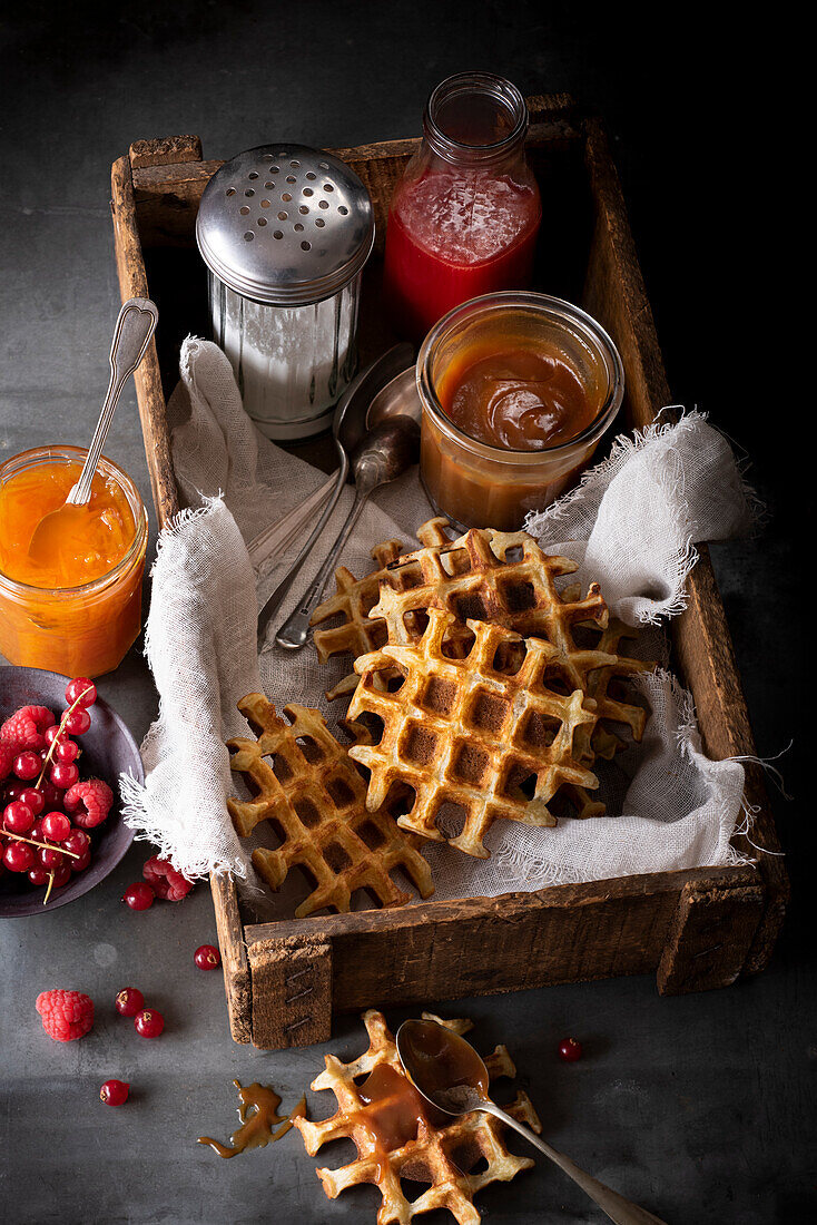 Lütticher Waffeln mit Konfitüre, Puderzucker und Erdbeersaft