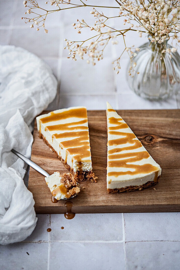 Käsekuchenstücke mit weißer Schokolade und Dulcey-Soße