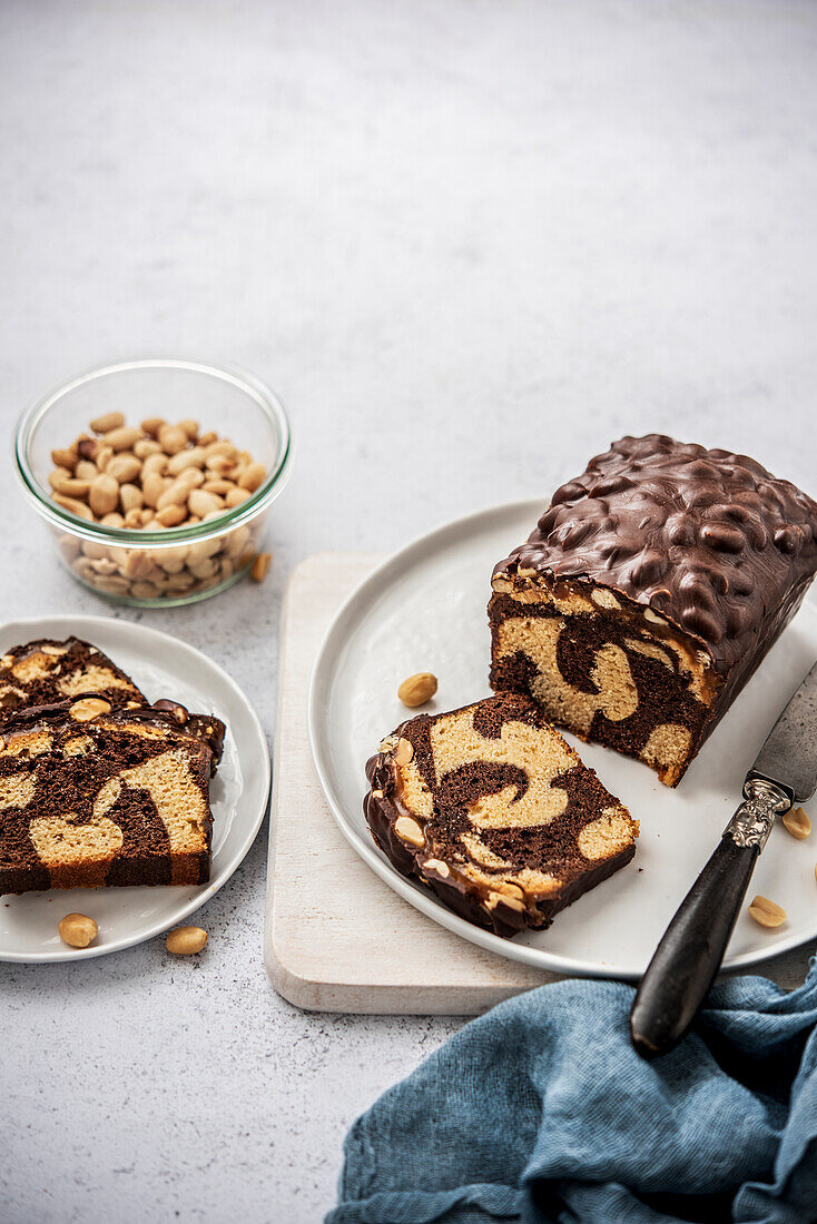 Marmorkuchen mit Schokolade und Erdnüssen