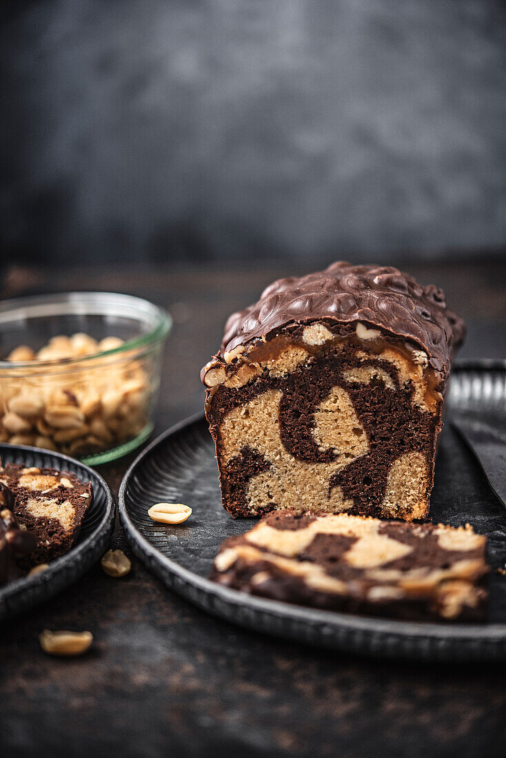 Marmorkuchen mit Schokolade und Erdnüssen