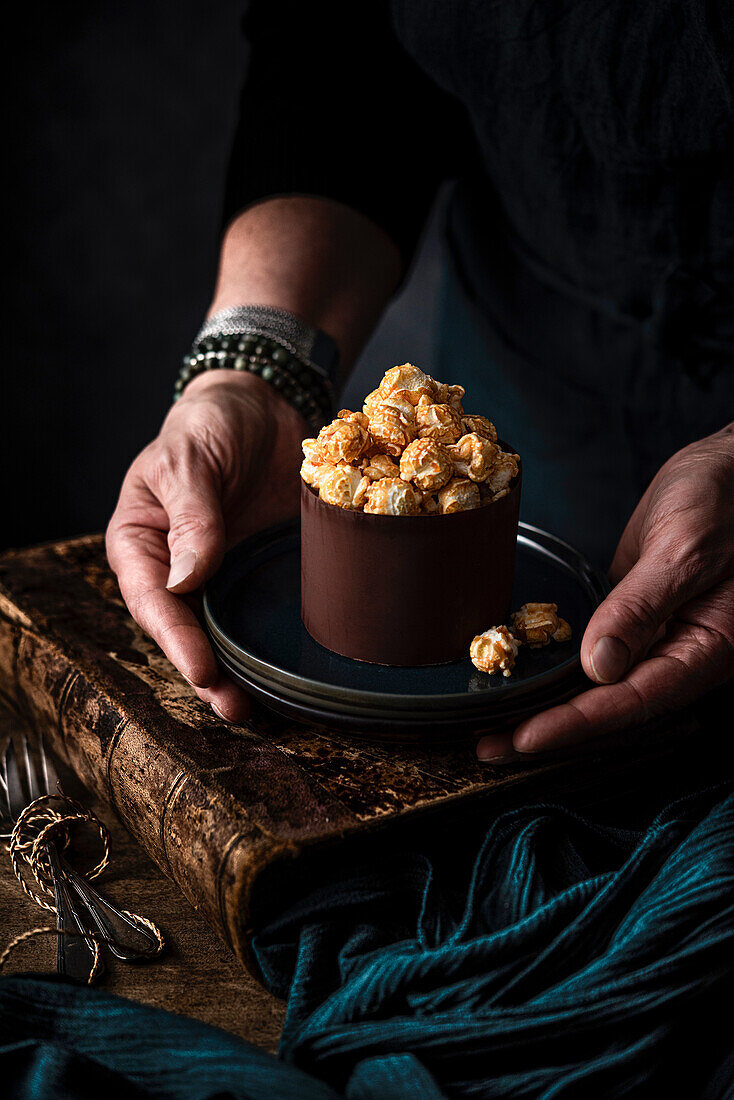 Kleines Gebäck mit karamellisiertem Popcorn