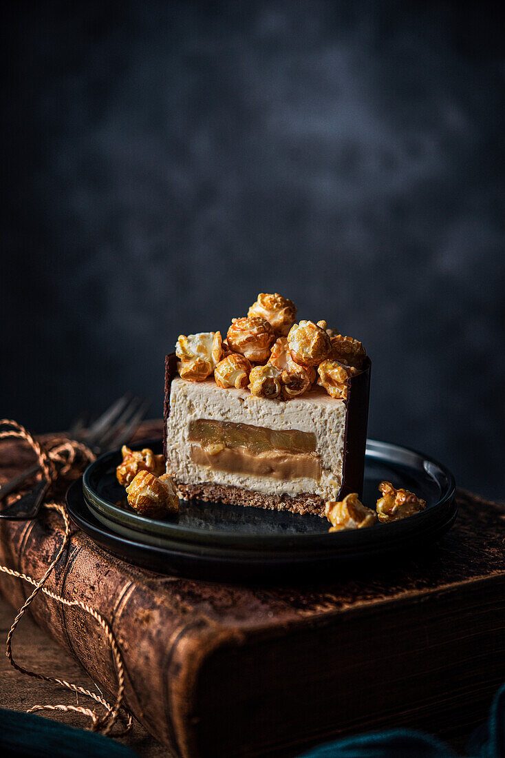 Cream cake with caramelized popcorn