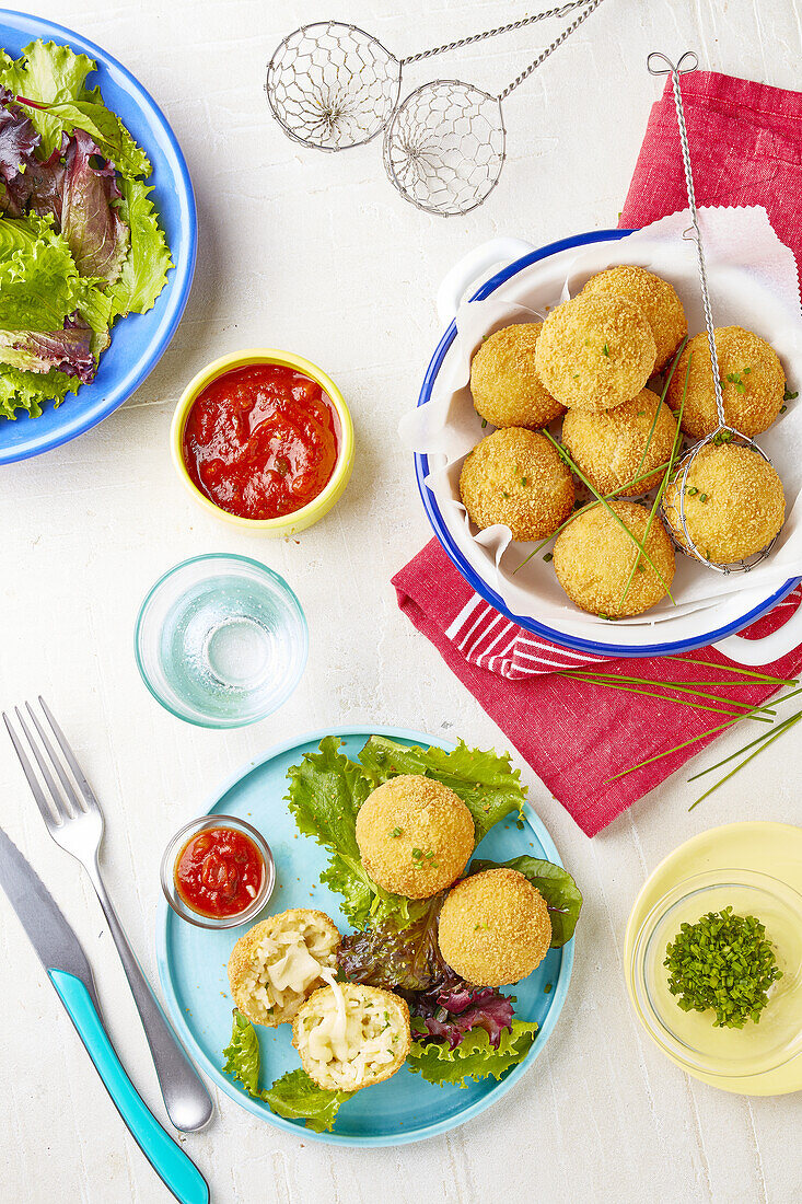 Frittierte Reisbällchen aus Basmatireis gefüllt mit Schmelzkäse