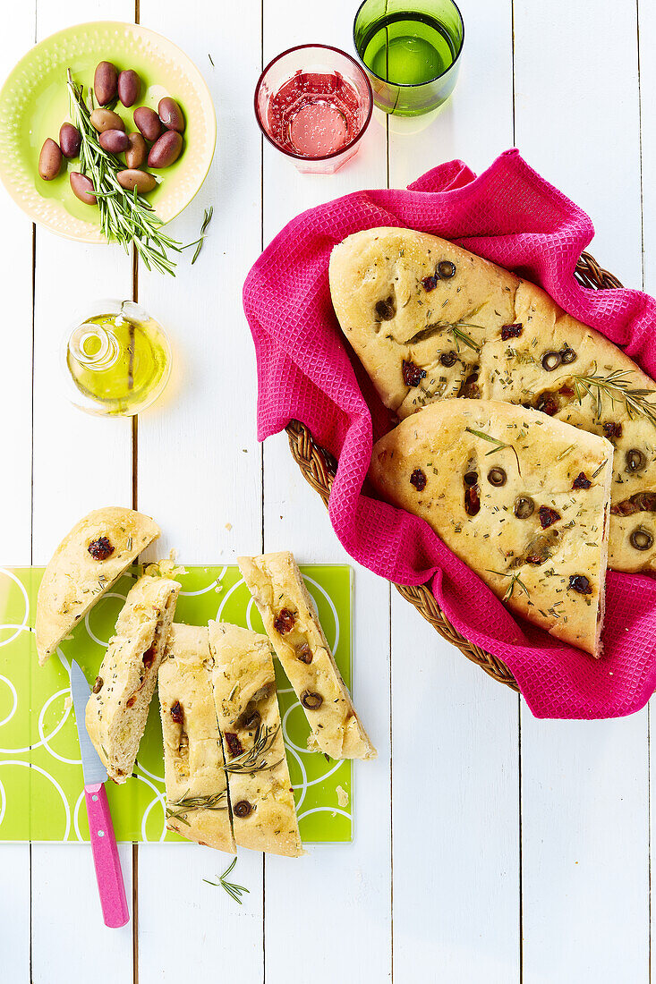 Fougasse mit schwarzen Oliven und Rosmarin