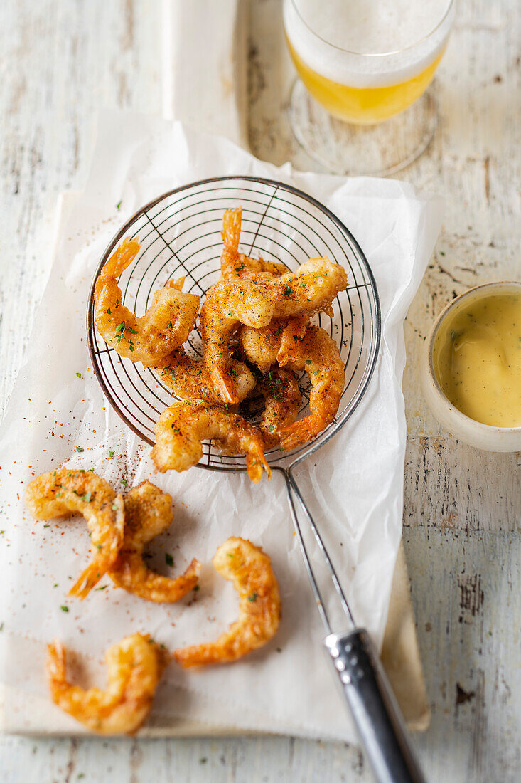 Garnelen-Tempura serviert mit Bier und Biermayonnaise