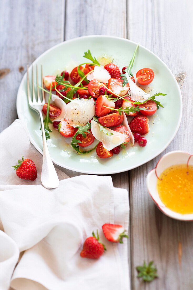 Salat mit Erdbeeren, Kirschtomaten, Rucola, Johannisbeeren und Scamoza