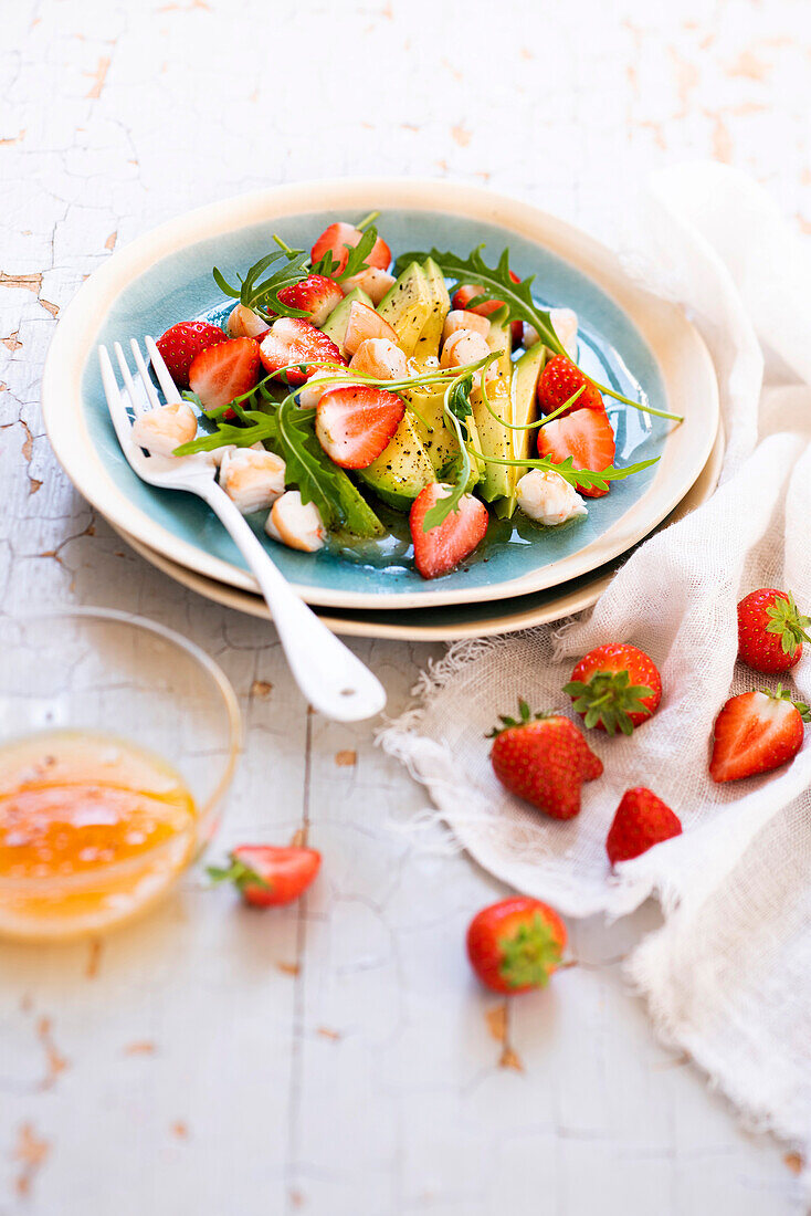 Salat mit Erdbeeren, Avocado, Garnelen und Timut-Pfeffer