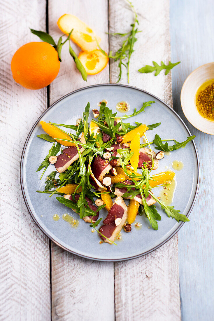 Salat mit geräucherter Entenbrust, Orange, Rucola und Haselnüssen