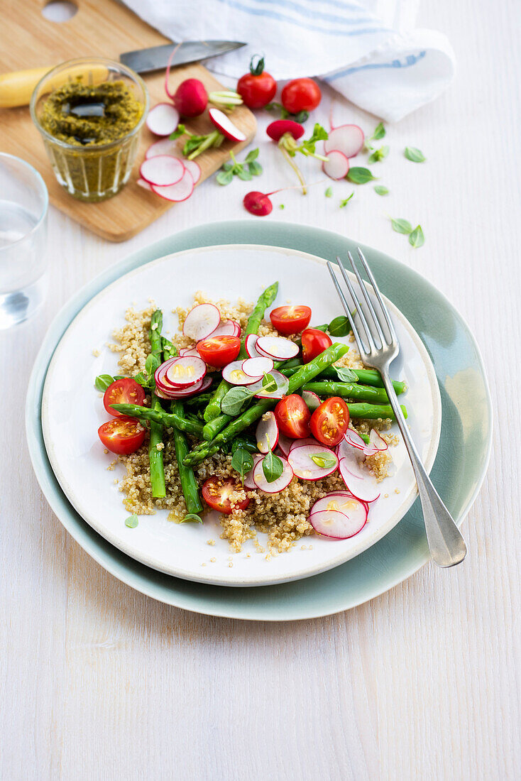 Salat aus Quinoa, Spargel, Radieschen und Kirschtomaten mit Pesto