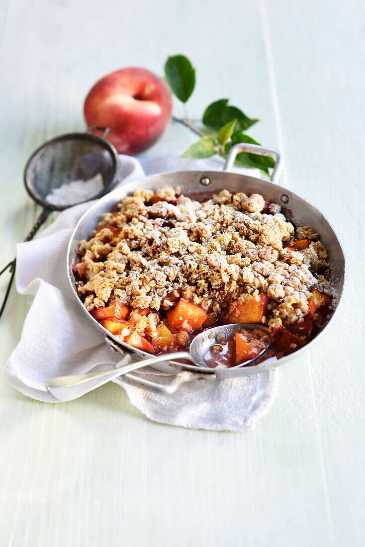 Peaches with oat crumble