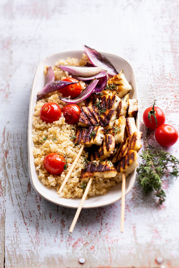 Halloumi-Spieße mit Bulgur, Tomaten und roten Zwiebeln