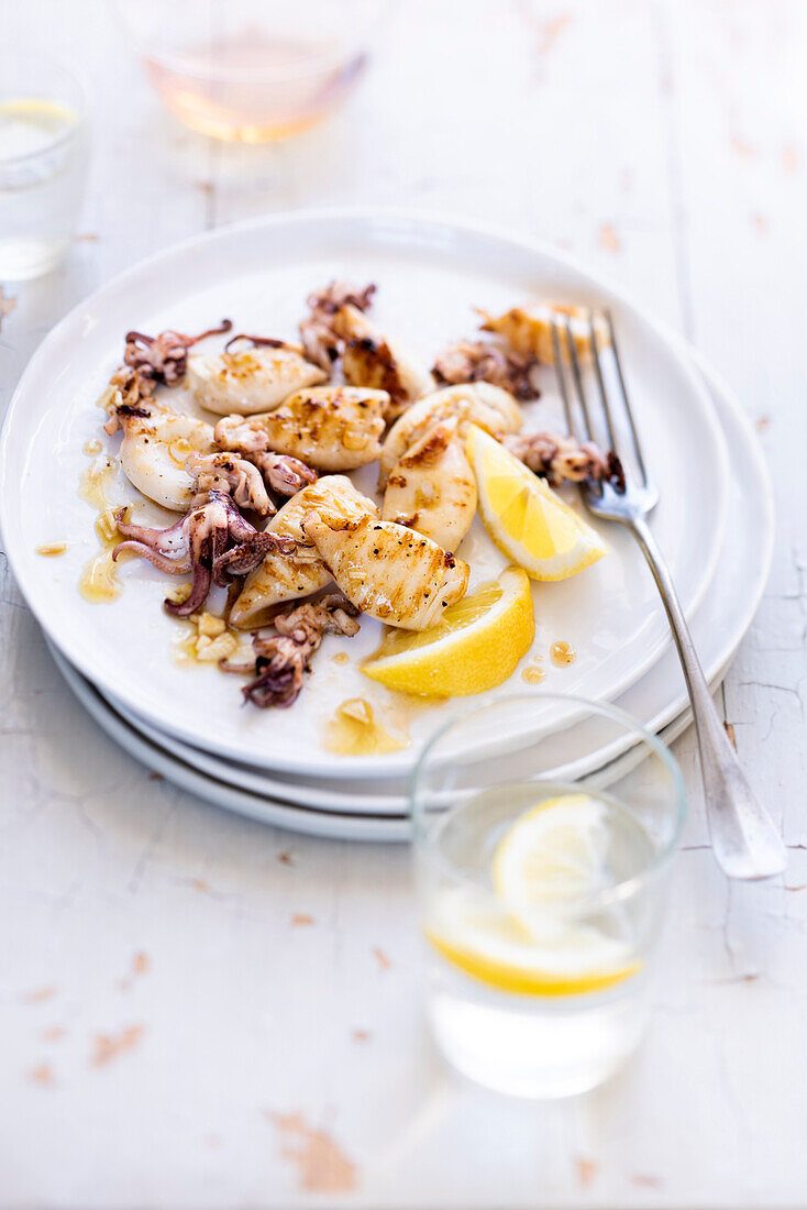 Gegrillte Tintenfische mit Olivenöl, Zitrone, Knoblauch und Sojabohnen