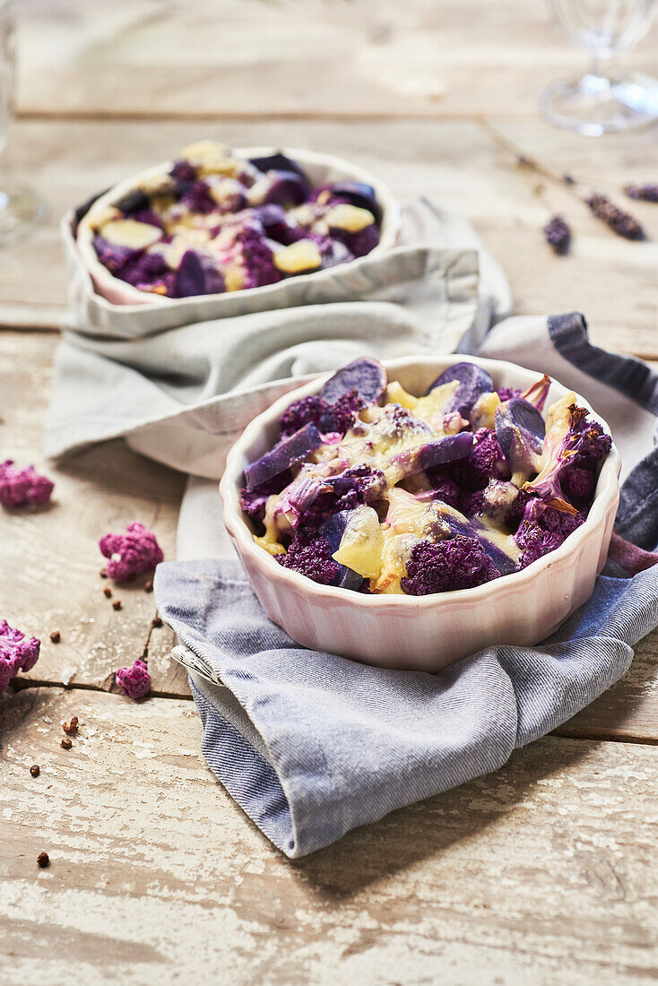 Gratin mit Vitelotte, lila Blumenkohl und Szechuan-Raclettekäse