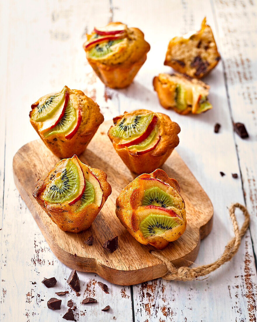 Muffin mit Äpfeln und Kiwi