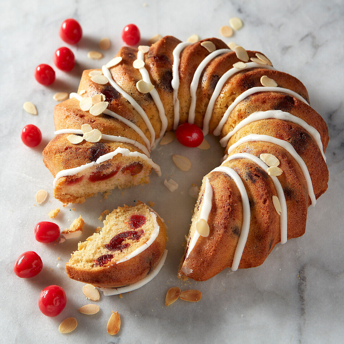 Kranzkuchen mit kandierten Kirschen