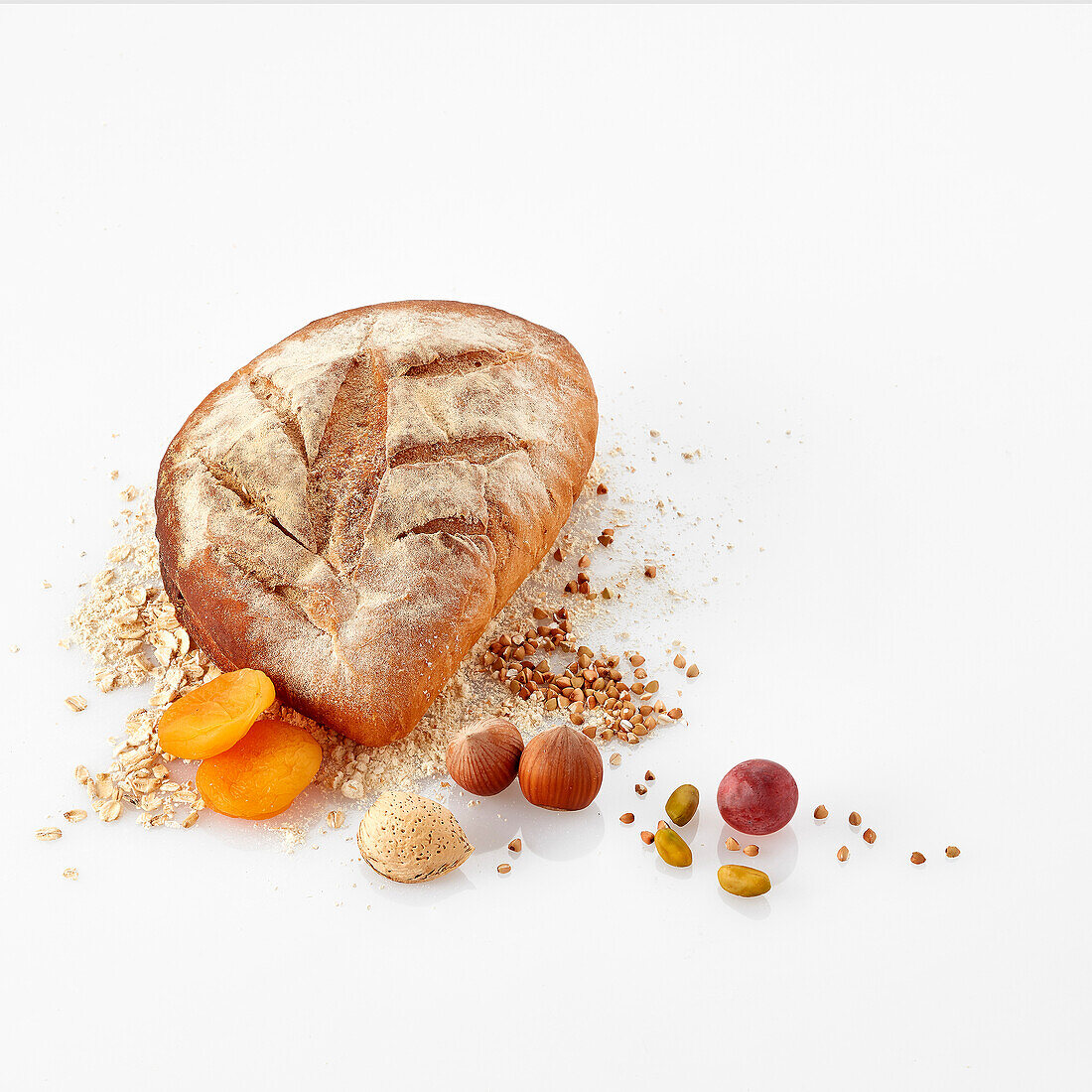 Brot mit verschiedenen Zutaten vor weißem Hintergrund