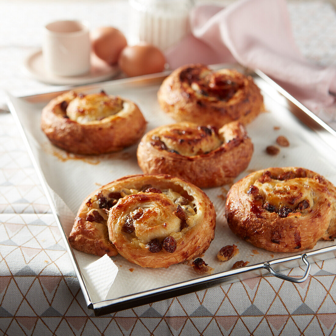 Rosinenschnecken auf Backblech