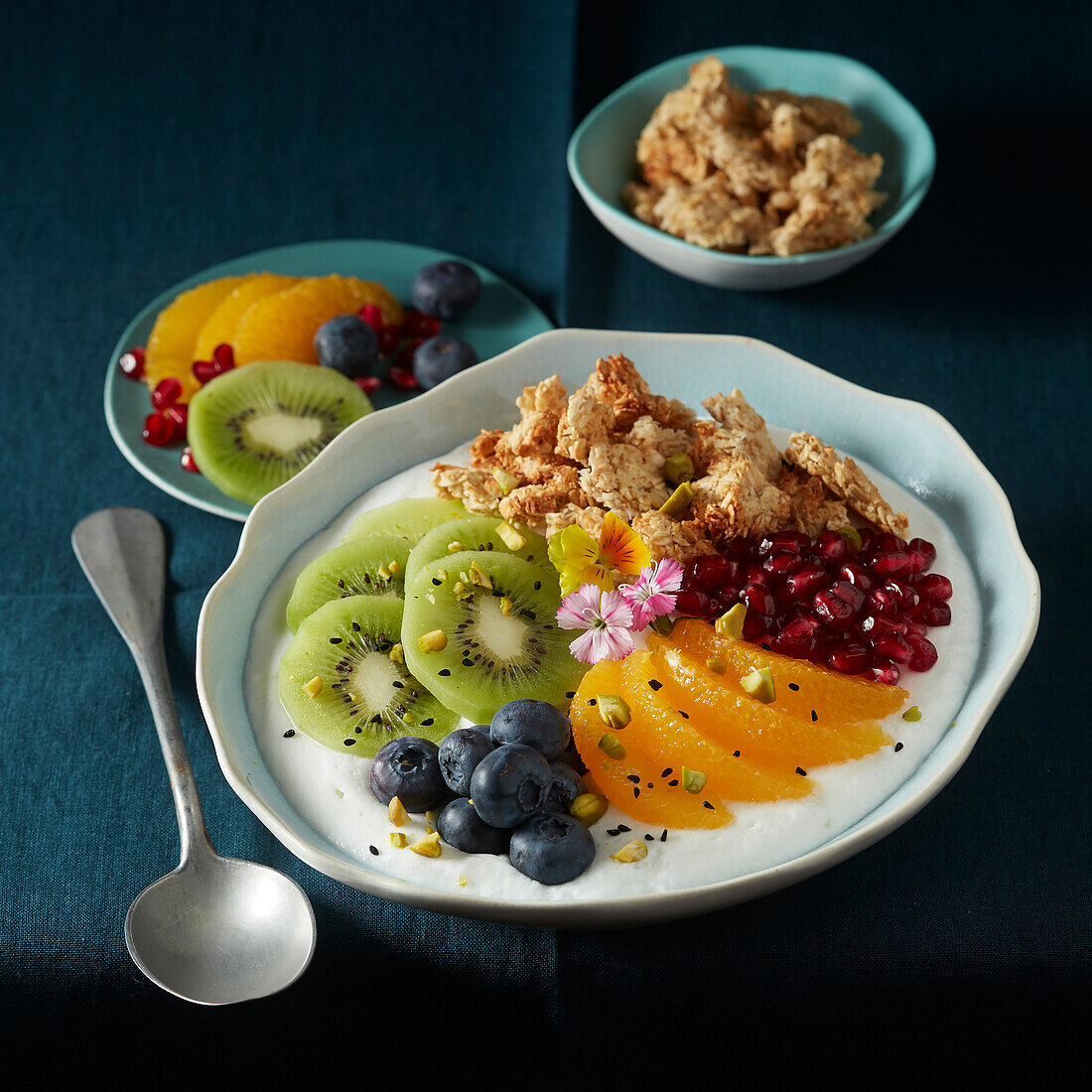 Süße Poke-Bowl mit verschiedenen Früchten