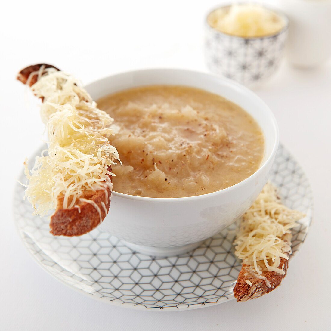 Zwiebelsuppe und mit Käse überbackene Brotmouillette