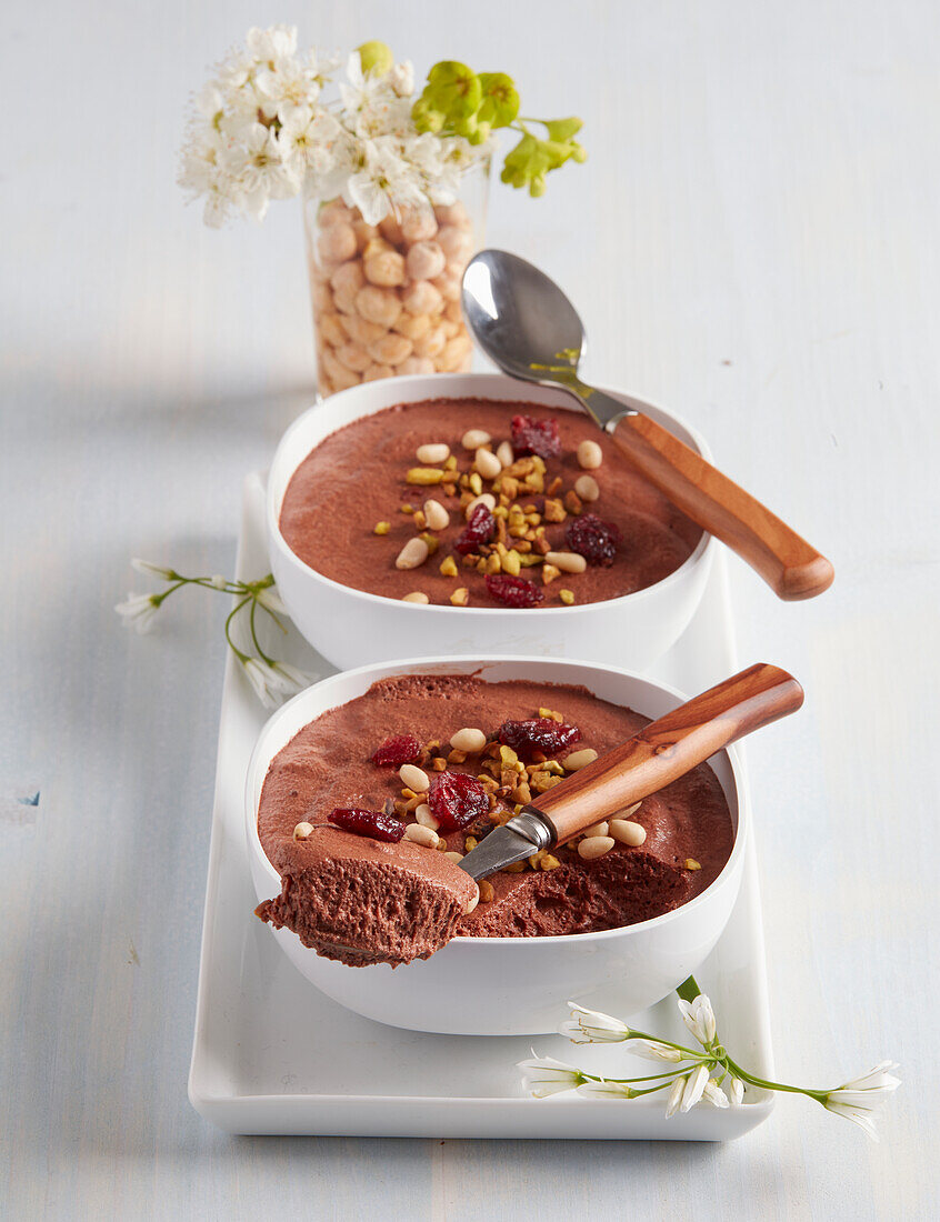 Mousse au chocolat mit Kichererbsen, Gojibeeren, Pinienkerne und Pistazien