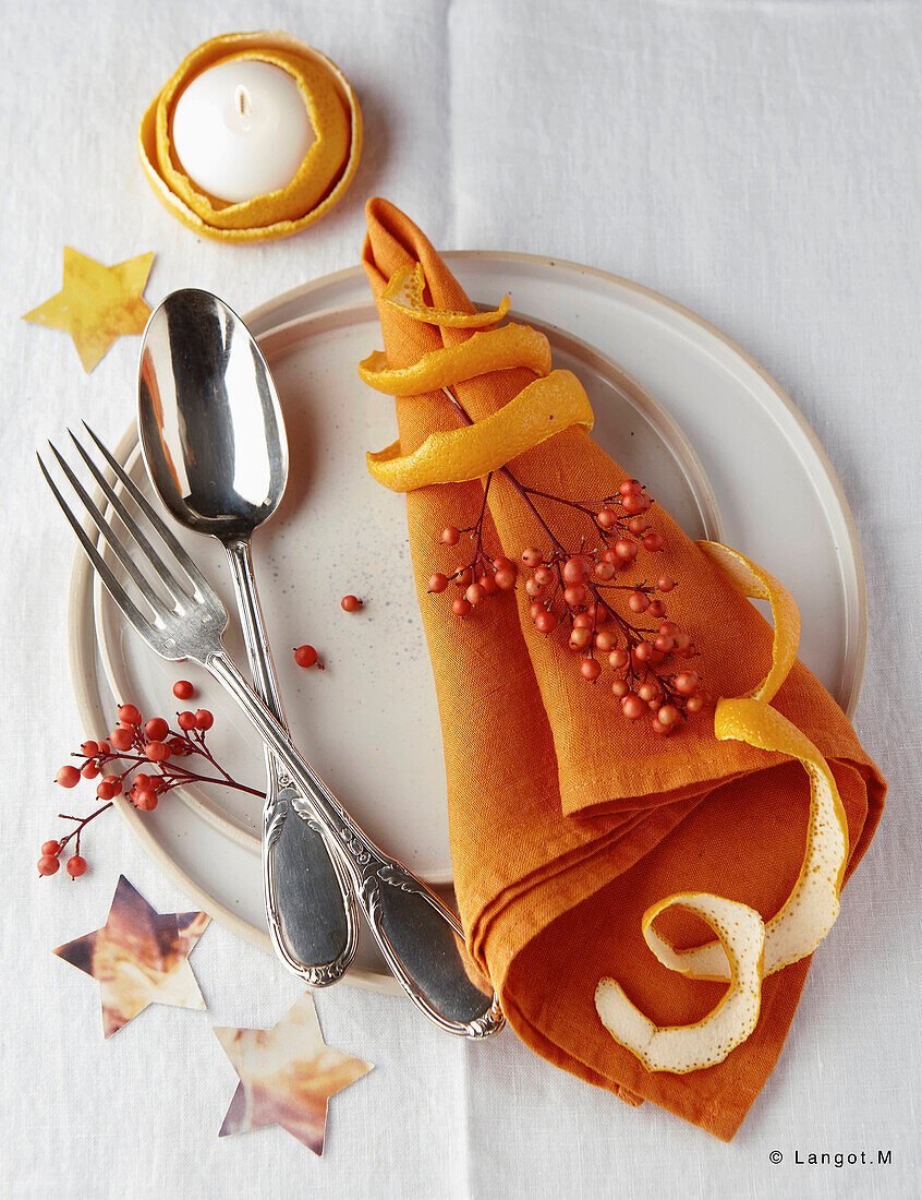 Weihnachtliches Tischgedeck mit Serviettenring aus Orangenschalen