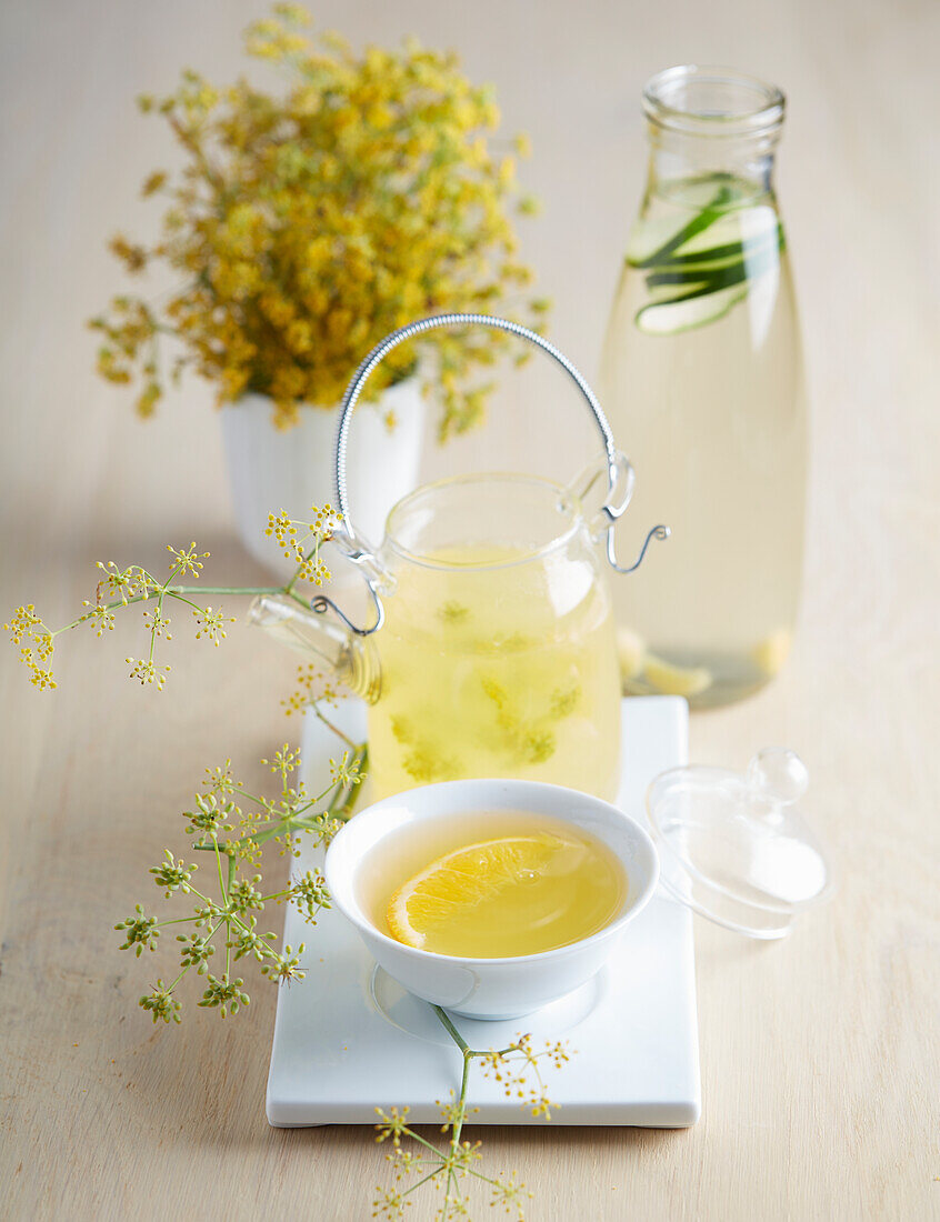 Kräutertee und Pflanzenwasser mit Fenchel