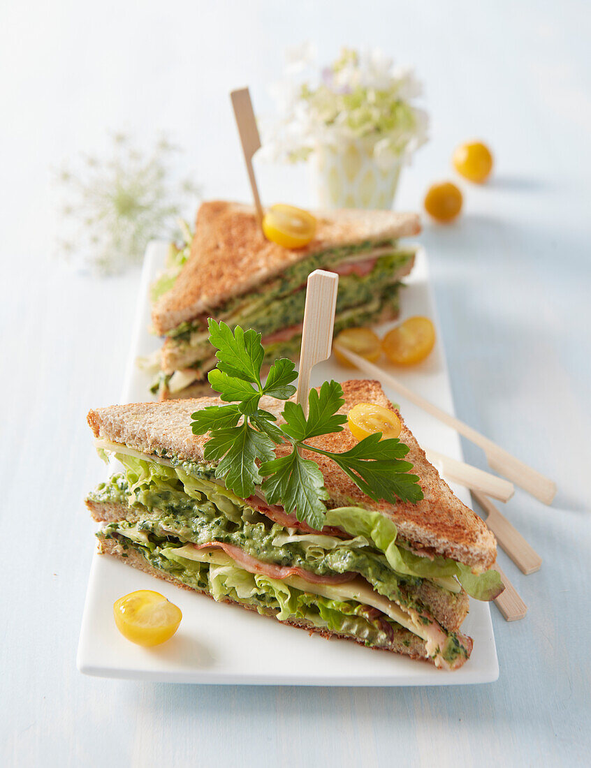 Club-Sandwich mit Auberginensauce, Sardellen und Frischkäse