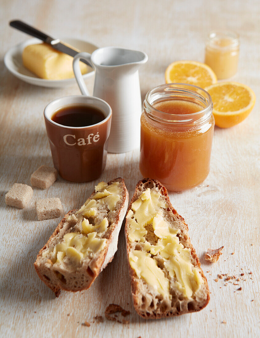 Kontinentales Frühstück mit Brot, Maramelade und Kaffee