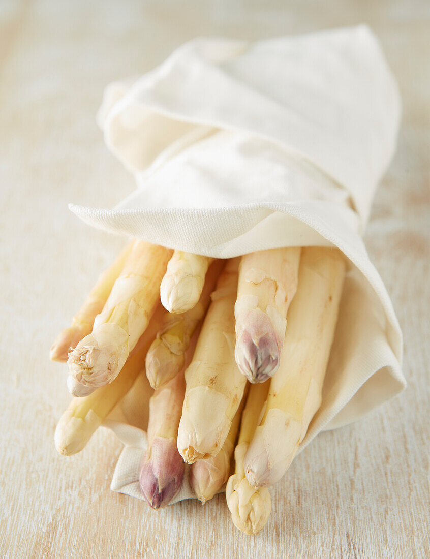 Weißer Spargel in Tuch gewickelt