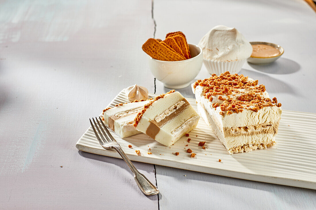 Ice cream cake with meringue and speculoos