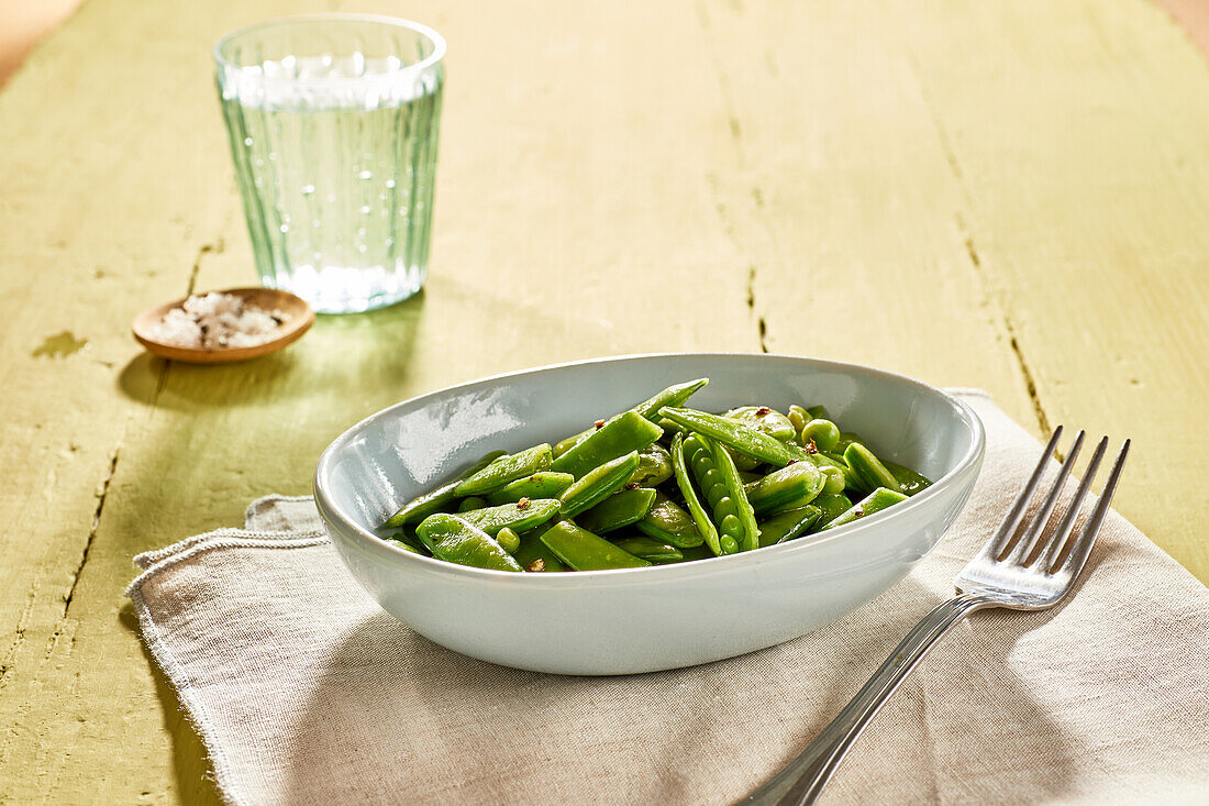 Steamed pea pods with salt and pepper