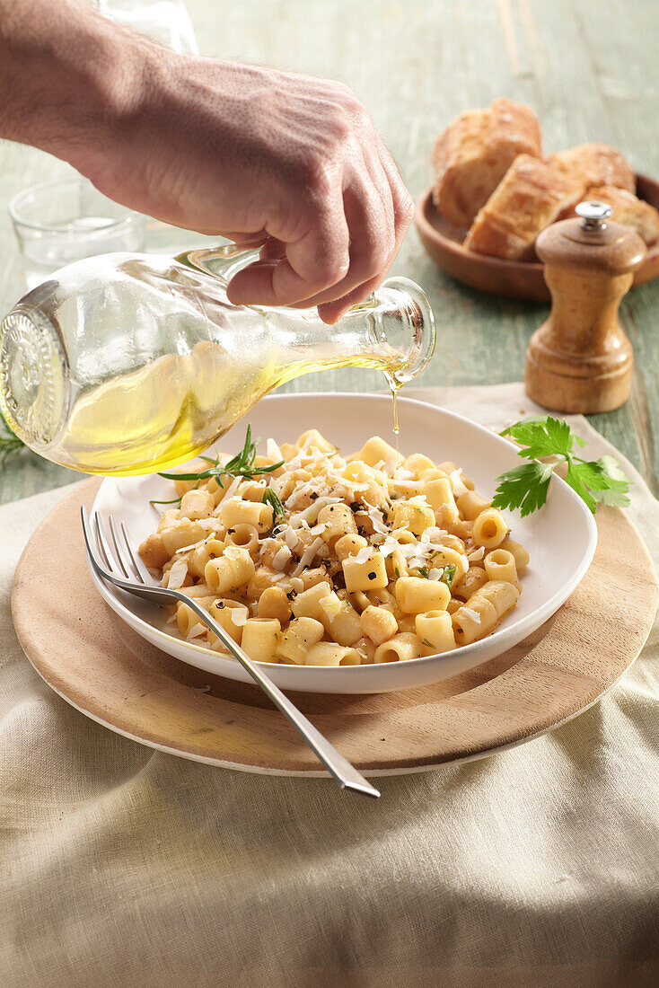 pâtes et pois chiches avec pecorino et poivre