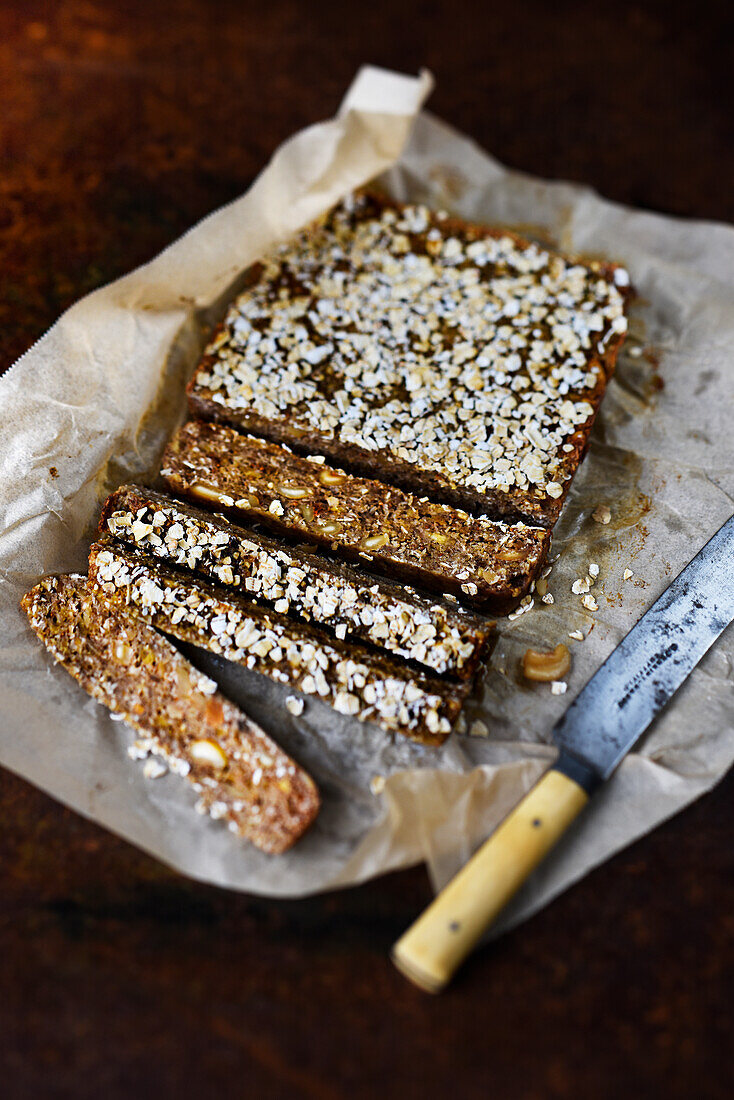 Energieriegel mit Bananen, Datteln, Cashewkernen, Kokosnuss, Honig und Hafer