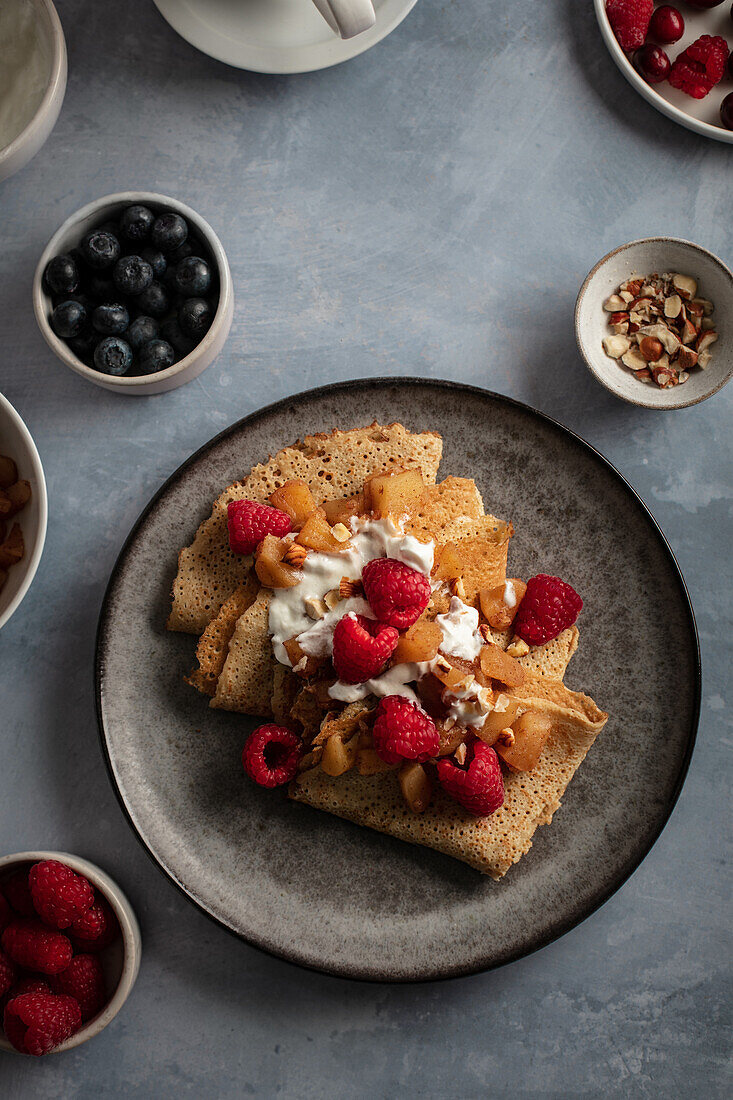 Crepes mit Himbeeren und karamellisierten Äpfeln