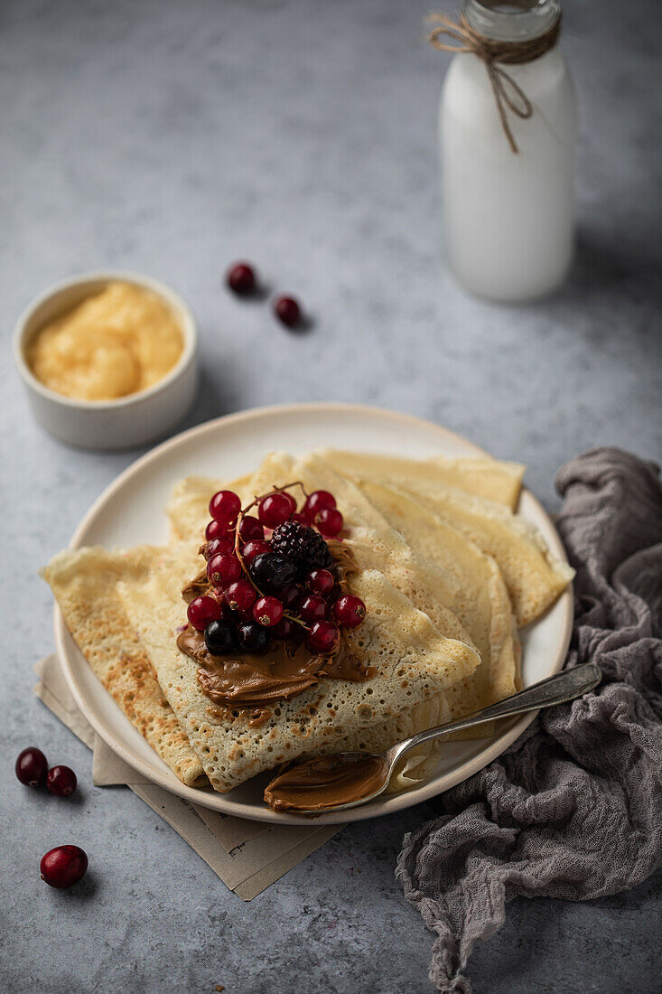 Crêpes mit roten Früchten und Haselnuss-Schokoladen-Aufstrich