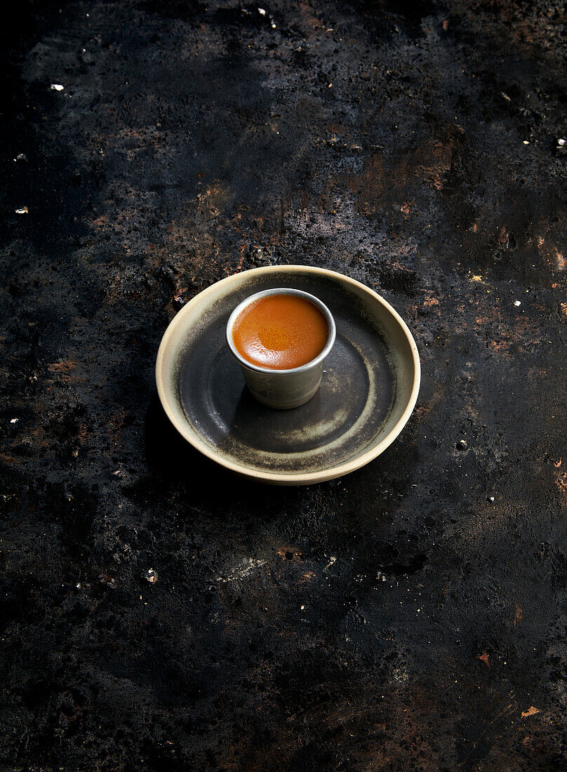 Tasse Kaffee auf dunklem Metalluntergrund